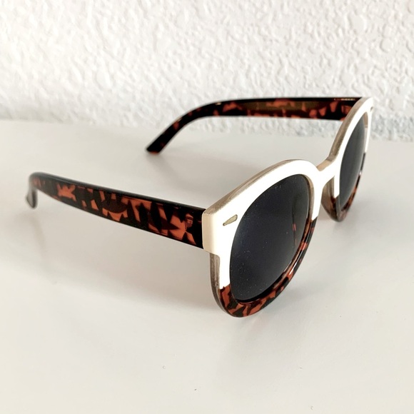 MOVING SALE | Women’s Urban Outfitters Colorblock Tortoiseshell Sunglasses - Picture 3 of 8
